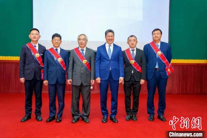 柬埔寨为中国路桥柬埔寨金港高速团队授勋